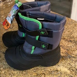 NWT snow boots